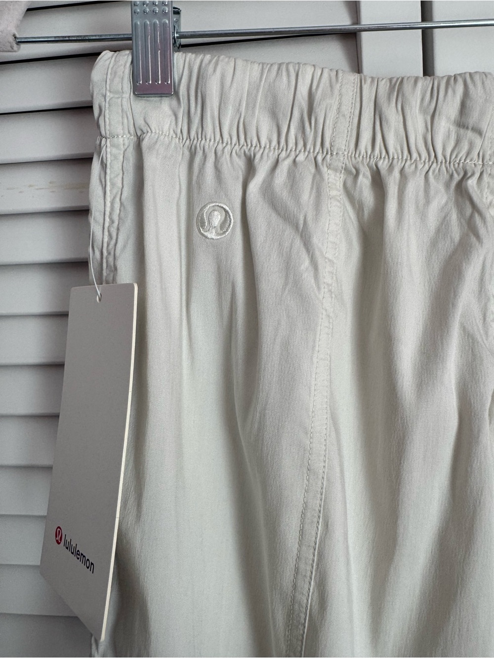 Lululemon Lightweight Adjustable MR Cargo Pant Bone Activewear Baggy XS NWT - Picture 11 of 13